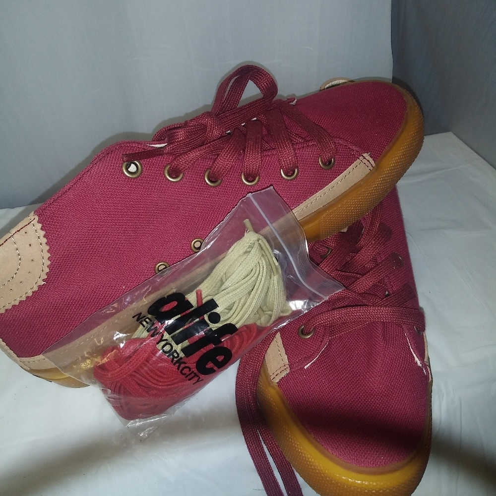 Creation Recreation Tennis Shoes